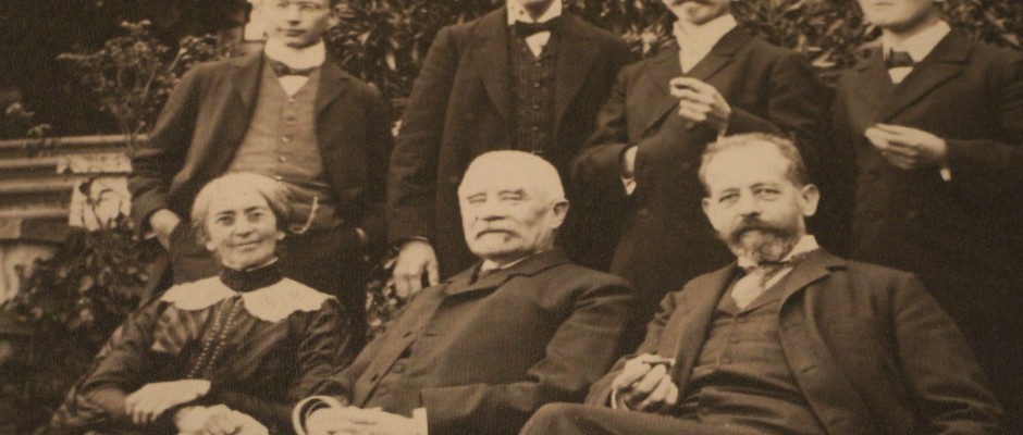 Fotografi af overlæge Lange og hans frokostgæster, taget i haven til overlægelejligheden i 1905. Overlæge Lange sidder i midten. Fotografiet hænger på Middelfart Museum.