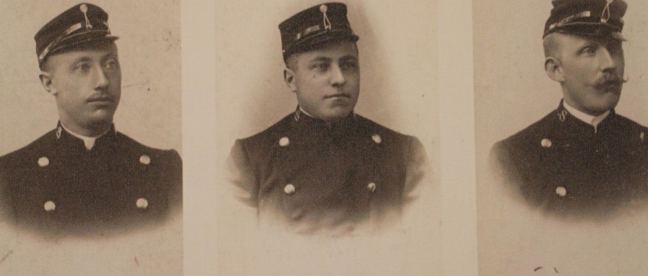 Opsynskarle fotograferet i uniform omkring 1906. Foto'et er udstillet på Middelfart Museum.